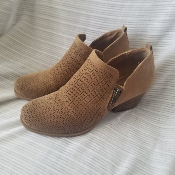 Baretraps 6.5M Rianne Ankle Bootie Cognac Tan Perforated Textile Stacked Heel 2" - Picture 2 of 7